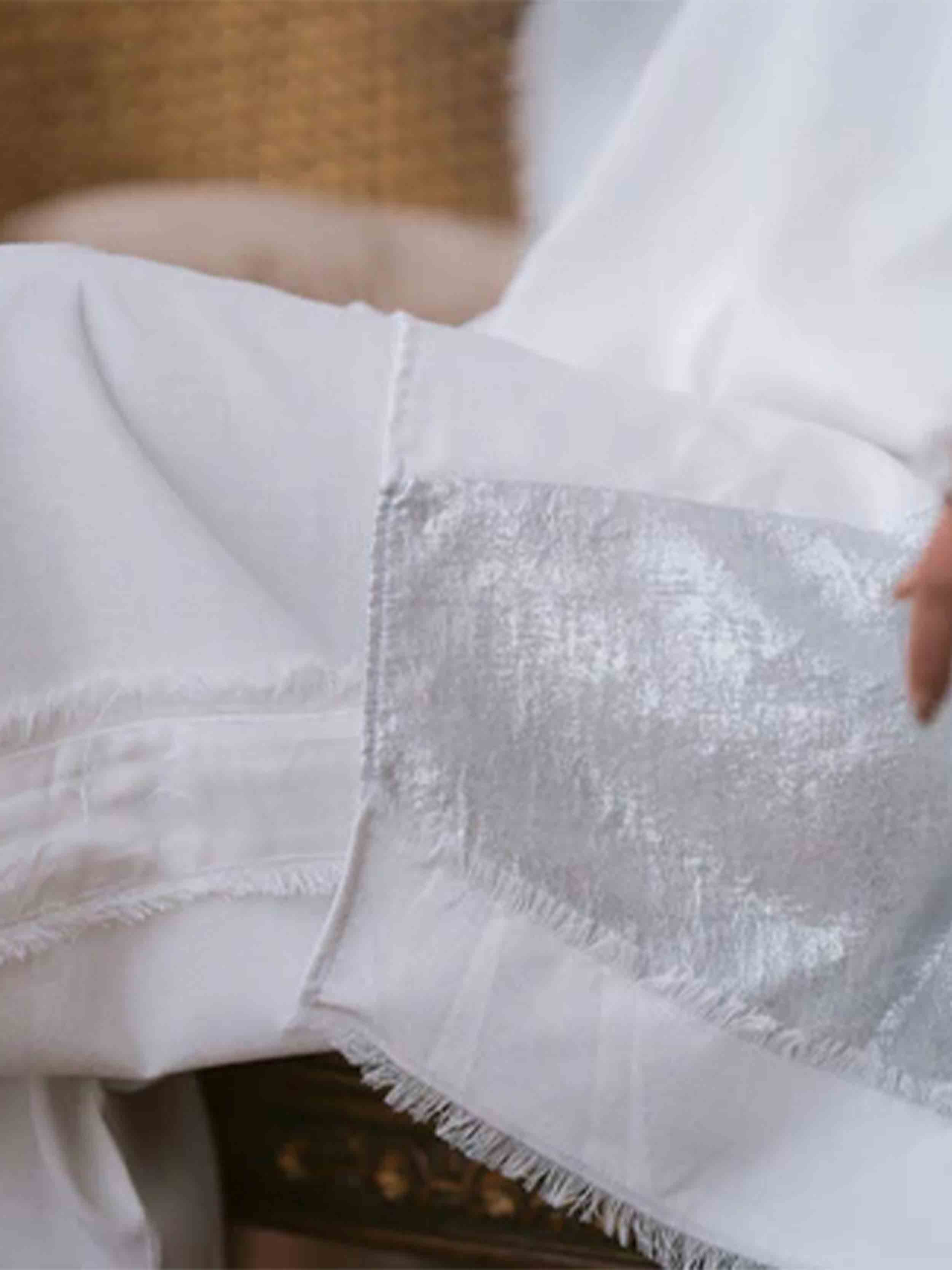 WHITE/SILVER